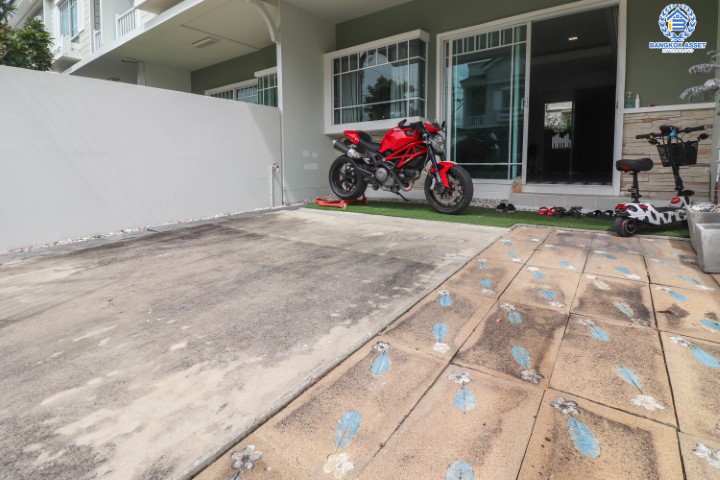 *****ทาวน์เฮ้าส์มือสองย่านนนทบุรี ม.อินดี้ บางใหญ่ คุณภาพระดับแบรนด์ L&H บนเนื้อที่ 18.1 ตร.ว. ฟังก์ชัน 2 ห้องนอน 3 ห้องน้ำ 1 ที่จอดรถ ตกแต่งสไตล์โมเดิร์น เพียง 700 ม.ก็ถึงถ.กาญจนาฯ ใกล้เซ็นทรัลเวสต์เกต และรถไฟฟ้าสายสีม่วง "สถานีตลาดบางใหญ่"